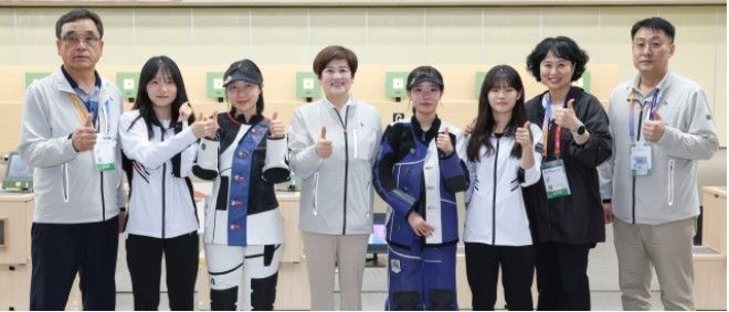 전국체전에서 메달을 딴 대구체고 학생들이 강은희 대구교육감과 기념촬영을 하고 있다.