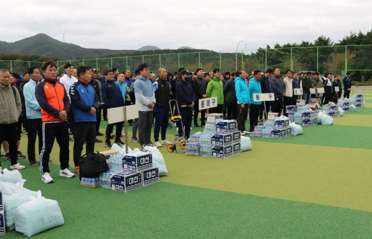 제43회 대선주조배 축구대회에 참가한 선수들.