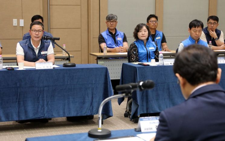 지난 6월 정부세종컨벤션센터에서 열린 '2020 정부교섭 단체협약 체결식'에서 정부와 공무원 노조 간 단체협약 관련 논의가 이뤄지는 모습 [이미지출처=연합뉴스]