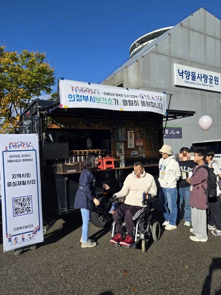 의정부시 보건소는 지난 19일 ‘어울림 걷기 대회’에 참가한 시민들을 대상으로 ‘지역사회중심재활사업 홍보 운동(캠페인)’을 진행하고 있다. ＜사진=의정부시＞