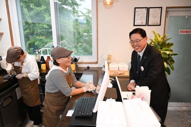 강수현 양주시장이 22일 장흥면 교현리‘오봉라운지’를 방문해 주민들과 이야기를 하고 있다. ＜사진=양주시＞