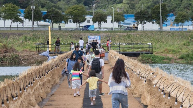 국계다리를 건너는 축제 방문객들.