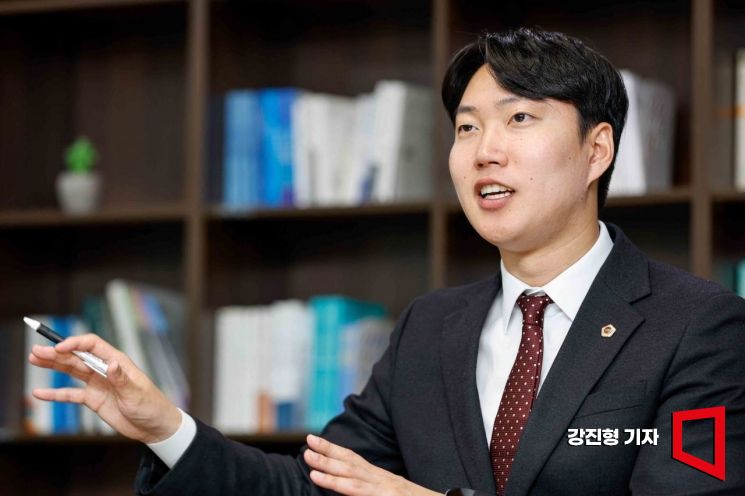 김규남 서울시의회 의원이 지난해 10월 22일 서울 중구 서울시의회 의원회관에서 인터뷰 하고 있다. 사진=강진형 기자