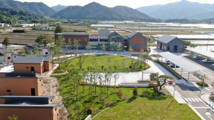 곡성군은 지난 17일 군청 별관 회의실에서 전라남도 인구정책과 관계자 와 지방소멸대응기금 관련 부서 실무팀장 등 10명이 참석한 가운데, 2022년부터 2024년까지의 기금사업 추진 상황을 점검하는 회의를 진행했다. 사진은 곡성군 돌아오지촌 스테이션［사진제공=곡성군］