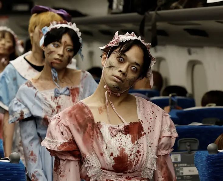 신칸센 점령한 피 칠갑 '좀비떼'…핼러윈 이벤트에 日 난리