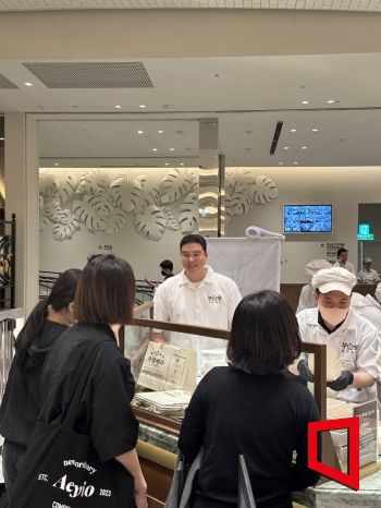 배우 이장우가 22일 신세계백화점 강남점 지하 1층 스위트파크에 문을 연 부창제과 1호점에서 오픈 기념식을 열고 있다. 사진=문혜원 기자
