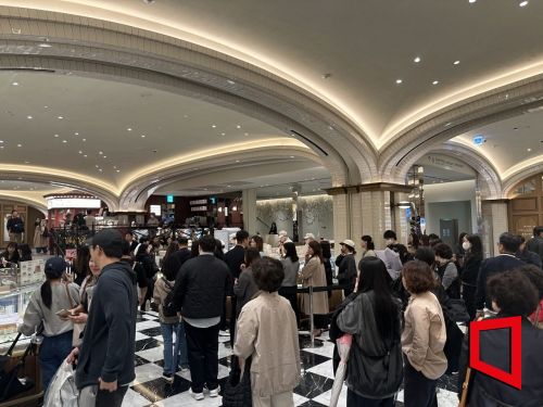 22일 신세계백화점 강남점 지하 1층 스위트파크에 문을 연 부창제과 1호점 오픈 기념식에서 제품을 구매하려는 고객들이 대기줄을 서 있다. 사진=문혜원 기자