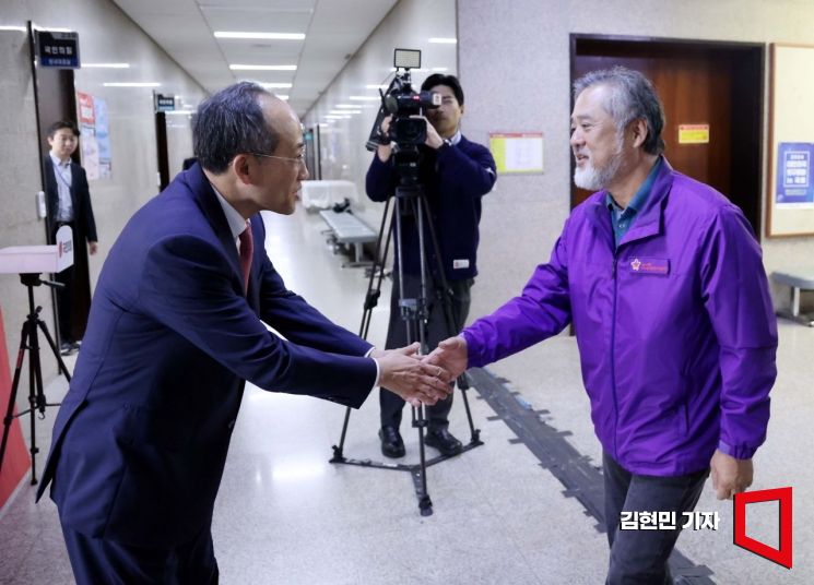 [포토] 이태원참사 유가족과 인사하는 추경호