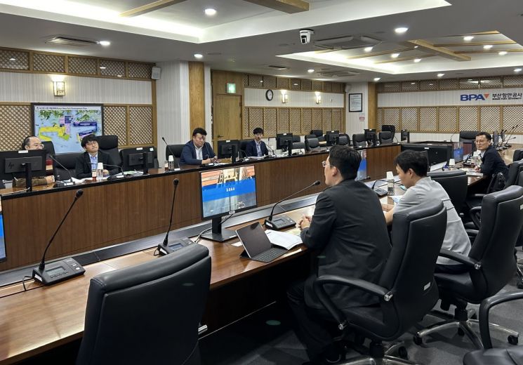 일본 나가사키현 관계자들이 부산항만공사를 내방하고 있다.