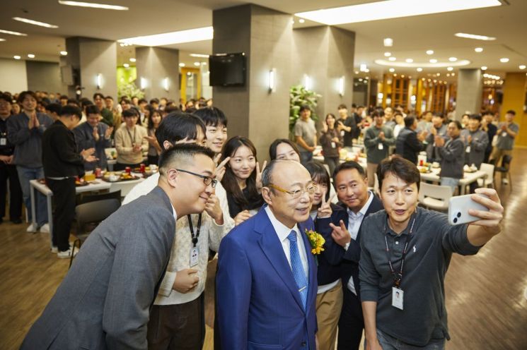 김승연 한화그룹 회장이 한화 판교 R&D센터 직원 식당을 방문해 한화정밀기계, 한화비전 등 입주사 직원들과 기념사진을 찍고 있다. 사진제공=한화그룹