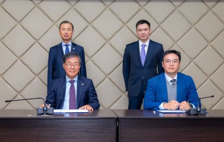 김병관 한국수입협회장(앞줄 왼쪽)이 칼디바예프 카자흐스탄 수출진흥청 비서실장(앞줄 오른쪽)과 21일(현지시간) 카자흐스탄 아스타나 수출진흥센터(QazTrade)에서 양해각서(MOU) 서명식 후 기념사진을 촬영하고 있다. [사진 제공=한국수입협회]