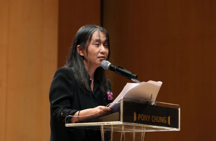 한국인 최초로 노벨문학상을 수상한 한강 작가가 17일 서울 강남구 아이파크타워에서 열린 제18회 포니정 혁신상 시상식에서 수상 소감을 밝히고 있다. 사진제공=연합뉴스