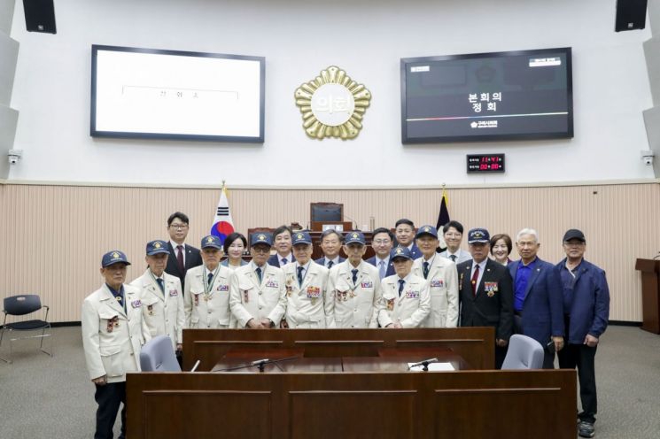 구리시의회는 22일 제341회 임시회에서 구리시에서 상정한 ‘구리시 국가보훈대상자 등 예우 및 지원에 관한 조례 일부개정조례안’을 심의·의결한 뒤 기념촬영을 하고 있다. ＜사진=구리시의회＞