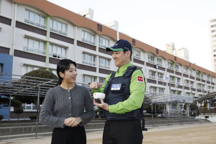 에스원 직원이 학교 관계자에게 지능형 학교 안전 솔루션에 대해 설명하고 있다.