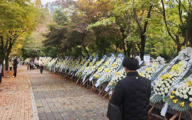 "분당 엄마들이 함께할게"…근조화환 내건 학부모들 '학폭과의 전쟁'