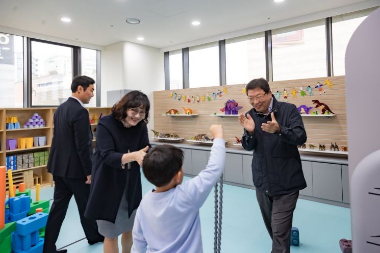 엄마도 아이도 행복...광진구, 꾸미팡팡 놀이터 ‘자양4동점’ 개관