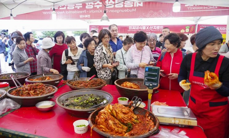 지난 18~20일 광주시청 광장 일원에서 열린 제31회 광주김치축제를 방문한 관람객들이 김치마켓에서 김치를 사기 위해 줄을 서고 있다. [사진 제공=광주시]