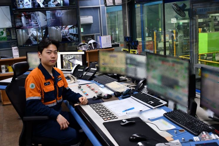 포스코 미래 ‘탄탄대로’… 포항제철소, ‘최연소 압연기능장에 포상금 전액’ 기부