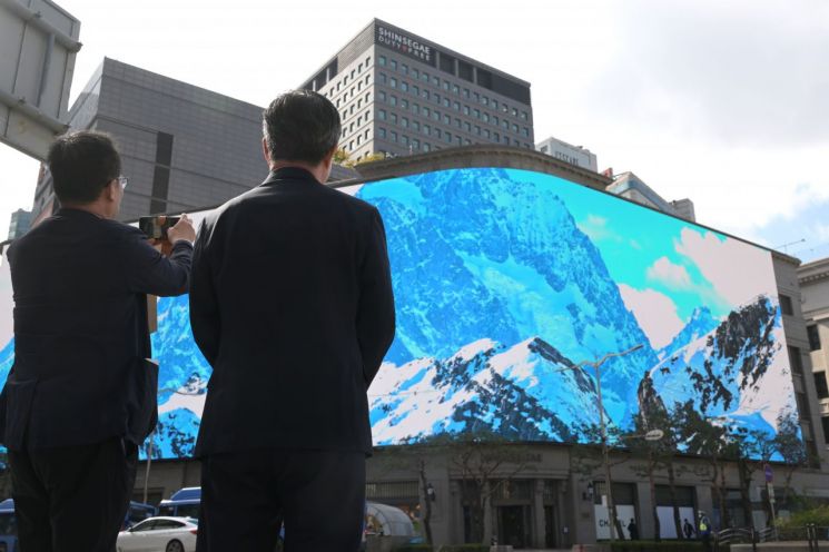 명동스퀘어 자유표시구역 1호인 신세계백화점 본관 전광판 모습. 김길성 서울 중구청장이 전광판을 바라보고 있다. 중구 제공.