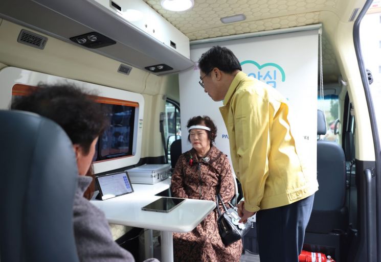 김동연 경기도지사가 23일 파주시 대성동 마을을 찾아 주민들과 이야기를 나누고 있다.