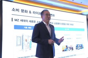 서울 중구 롯데호텔에서 진행된 기자간담회에서 롯데백화점 쇼핑몰 사업 전략을 설명하는 정준호 롯데백화점 대표. 롯데백화점 제공.