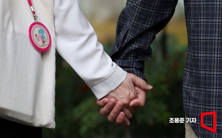 아기를 가진 임산부 부부가 진료를 위해 여성전문병원을 찾고 있다. 사진=조용준 기자