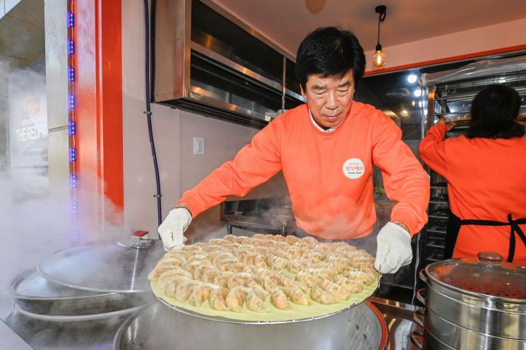 [궁금증연구소]만두·김밥·라면 흔한데…축제로 흥하겠다는 이곳