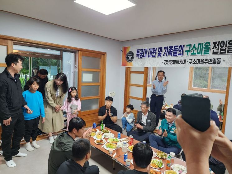 신호준-조은정 부부와 자녀들 마을 주민께 인사. [이미지제공=의령군]