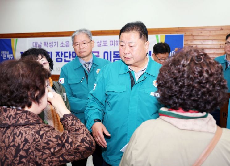 김경일 파주시장이 대남 확성기로 소음 피해를 겪고 있는 접경지 지역 주민들을 찾아 위로하고 있다. ＜사진=파주시＞