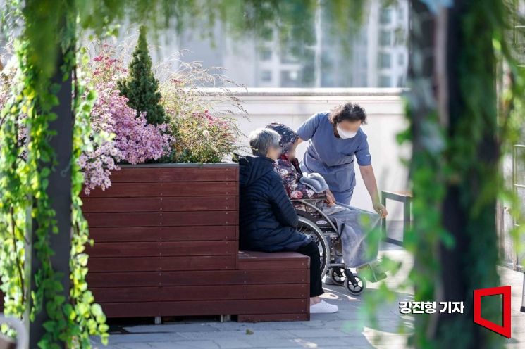 지난해 10월 24일 서울 은평구 시립은평실버케어센터에서 어르신들이 옥상정원을 이용하고 있다. 사진=강진형 기자