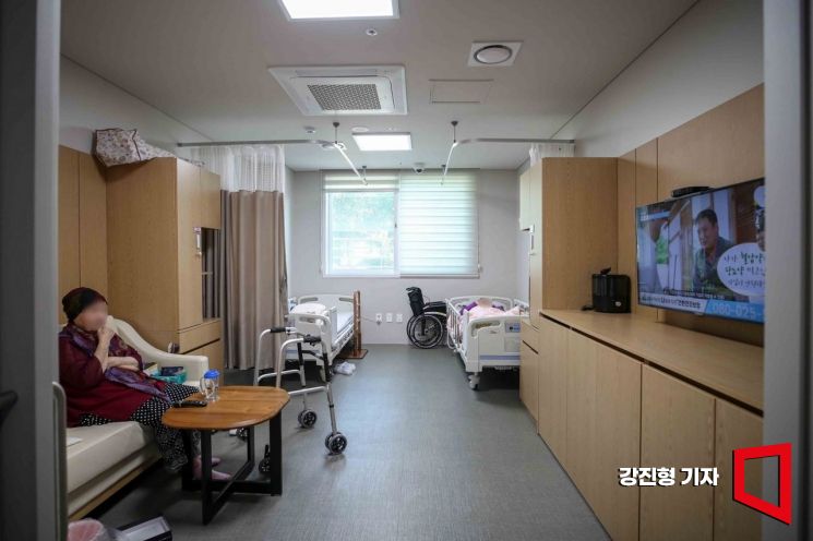 24일 서울 은평구 시립은평실버케어센터 생활실에서 어르신이 티비를 시청하고 있다. 사진=강진형 기자