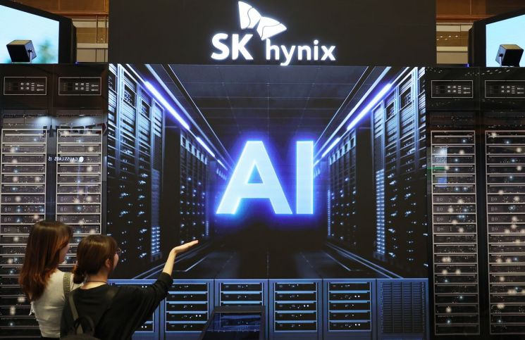 서울 강남구 코엑스에서 열린 제26회 반도체 대전 SEDEX 2024 SK하이닉스 부스에서 AI 관련 영상이 나오고 있다. [이미지출처=연합뉴스]