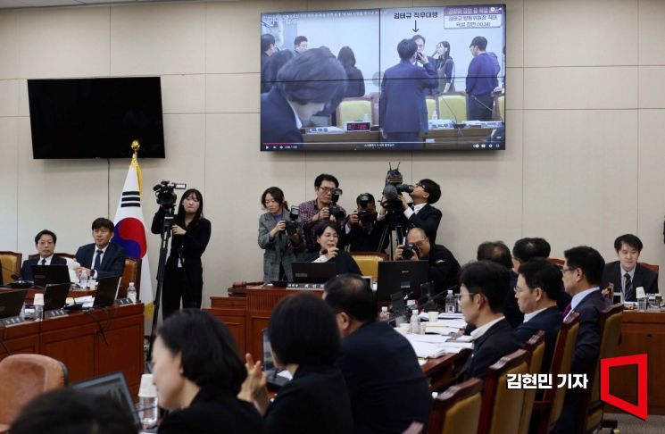 최민희 국회 과학기술정보방송통신위원회 위원장이 24일 국회에서 열린 방송통신위원회 및 소관 감사대상기관 전체 종합 국정감사에서 방문진 직원이 쓰러지자 ″XX, 다 죽이네″라고 욕설했다며 김태규 방송통신위원장 직무대행을 국회모욕죄로 고발하기 전 당시 영상을 보고 있다. 사진=김현민 기자