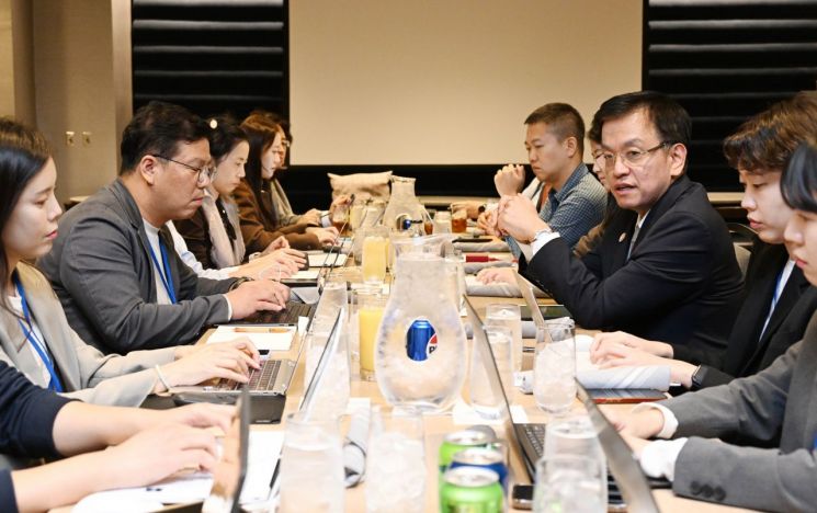 최상목 "법인세 탈루·자금세탁…초국경 코인 거래 들여다본다"