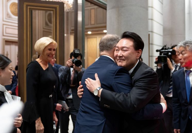 윤석열 대통령이 24일 청와대 영빈관에서 열린 국빈 만찬을 마치고 떠나는 안제이 두다 폴란드 대통령과 포옹하며 인사하고 있다. [이미지출처=연합뉴스]