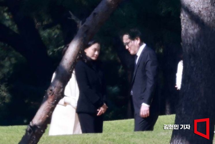 이재용 삼성전자 회장과 이서현 삼성복지재단 이사장이 지난해 10월25일 경기 장안구 선영에서 진행된 고(故) 이건희 삼성그룹 회장의 4주기 추도식에 참석하고 있다. 사진=김현민 기자