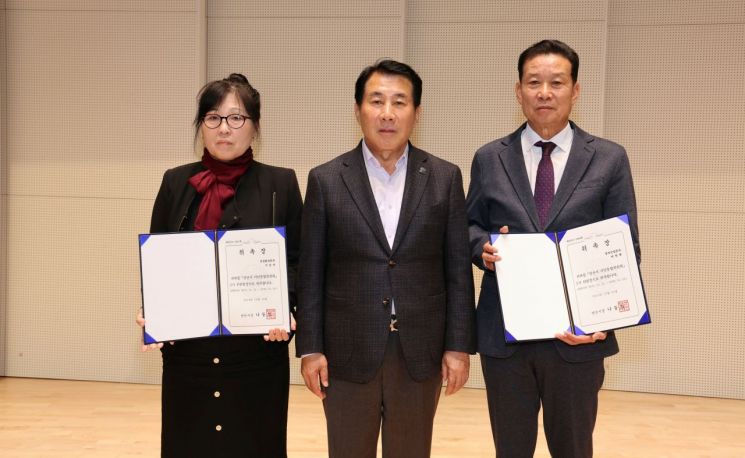 양산시는 2기 시민통합위원회 박원현 위원장, 구순자 부위원장을 위촉했다.