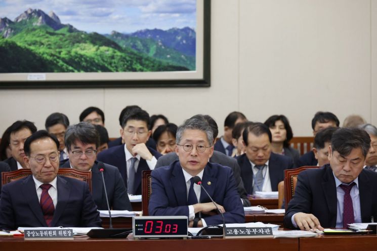 25일 오전 국회에서 열린 환경노동위원회 종합감사에서 김민석 고용노동부 차관(맨앞 가운데)이 발언하고 있다. [이미지출처=연합뉴스]