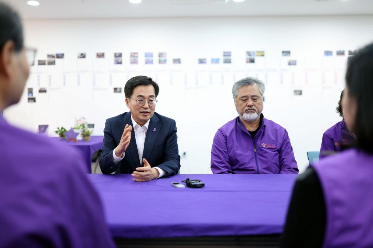 김동연 경기도지사가 24일 서울 ‘별들의 집’에서 이태원 참사 희생자 유가족들과 만나 이야기를 나누고 있다.