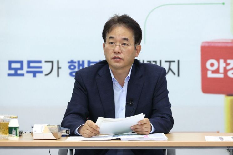 이동환 고양특례시장은 지난 24일 일산동구청을 방문해 찾아가는 간부회의를 진행하고 내년 세계지방정부연합 아태총회에 따른 파급효과를 높이기 위해 철저한 사전준비를 당부하고 있다. ＜사진=고양특례시＞