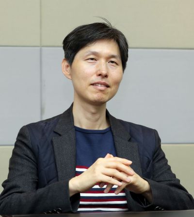 지난해 12월 13일 아시아경제와 주택 다운사이징 관련 인터뷰를 하고 있는 최경진 경상국립대학교 경영학부 교수. 사진=윤동주 기자