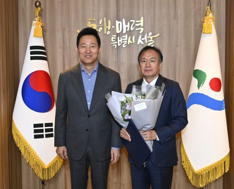 오세훈 서울시장과 서울시립교향악단 정재왈 신임 대표이사   [사진 제공= 연합뉴스]