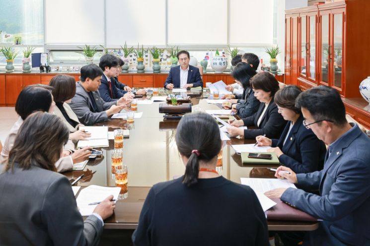 광주시의회는 지난 23일 의장실에서 특별대책지역 수질보전정책협의회와의 간담회를 개최하고 있다. ＜사진=경기 광주시의회＞