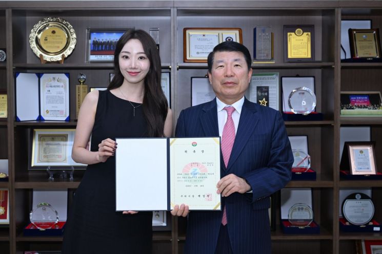 백경현 구리시장(오른쪽)은 지난 24일 구리시청 시장실에서 모델 유정연씨를 구리시 홍보대사로 위촉하고 위촉장을 전달한 뒤 기념사진을 찍고 있다. <사진=구리시>