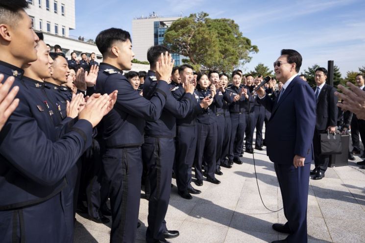 윤석열 대통령이 지난 25일 서울 용산 대통령실 앞에서 견학 온 공군사관학교 4학년 생도들을 만나 격려사를 하고 있다. [이미지출처=연합뉴스]