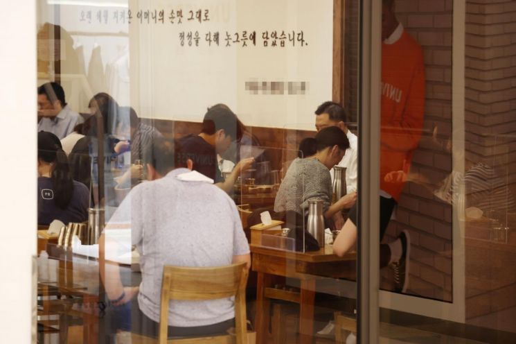 '점심시간은 12시' 국룰 깨졌다…11시30분 식당은 만석