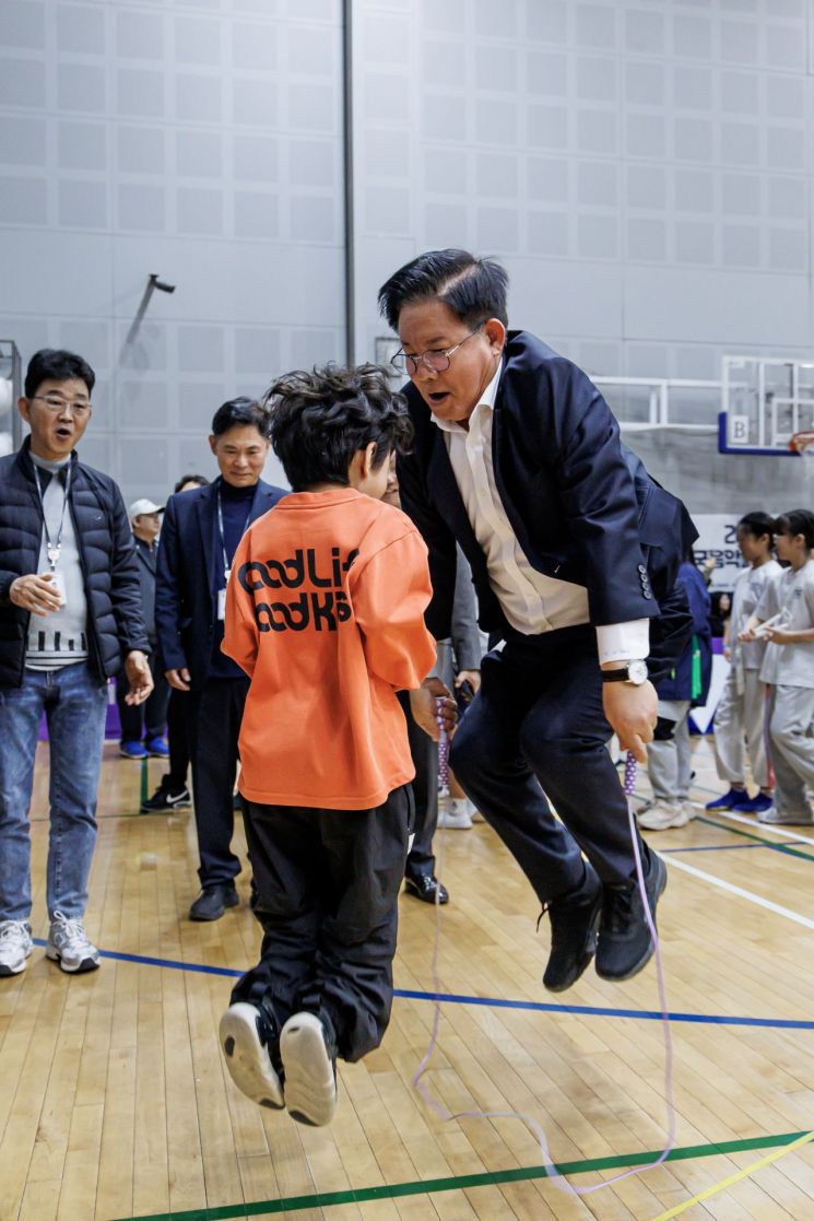 박강수 마포구청장 서울시 한국음악줄넘기 선수권 대회 격려 방문