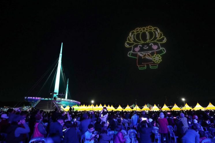 마산가고파국화축제장에서 500대의 드론라이트쇼가 열리고 있다.