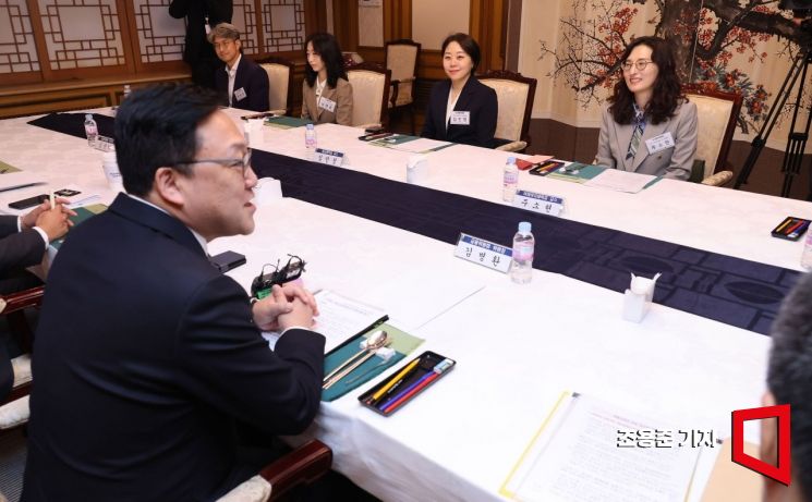 [포토] 김병환 위원장, 소비자학과 교수들과 간담회