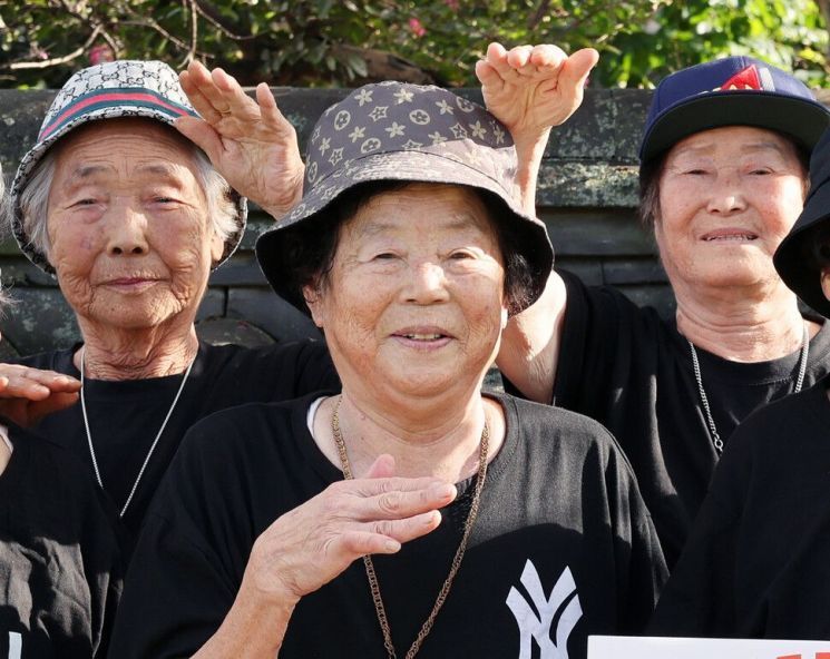 래퍼 장례식장에 때아닌 '둠칫 둠칫'…영화 '써니' 재연한 할미래퍼들